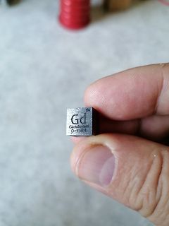 Metallwürfel mit chemischer Beschriftung