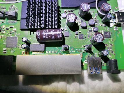 Nahaufnahme einer bestückten Leiterplatte mit Elektrolytkondensatoren