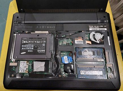 Innenansicht eines geöffneten Laptops