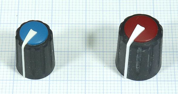 Zwei Drehregler auf Millimeterpapier