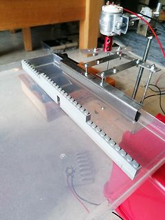 Experimenteller Versuchsaufbau mit Metallprofilen und Plexiglas