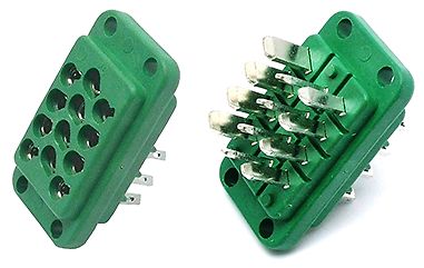 Zwei grüne Steckverbinder mit Metallstiften
