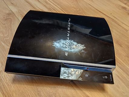 PlayStation 3 Konsole auf Holztisch
