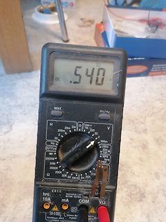 Digitalmultimeter mit Messwert 0.540 V