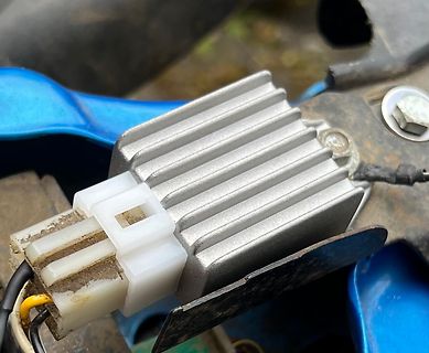 Elektronikbauteil mit Kühlkörper und Steckverbinder