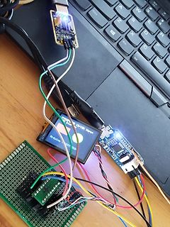 Elektronik-Aufbau mit Display, Mikrocontroller und Lochrasterplatine