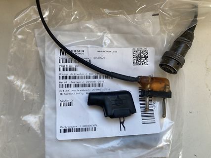 Elektronikbauteil mit Lieferschein von Mouser Electronics