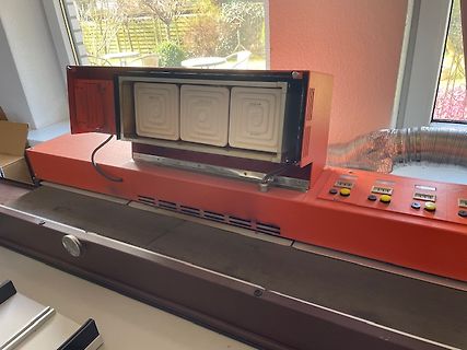 Roter Labornetzteil-Aufbau mit zwei quadratischen Elementen