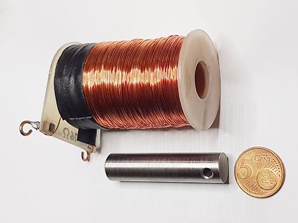 Spule mit Kupferdraht, Eisenkern und 5-Cent-Münze