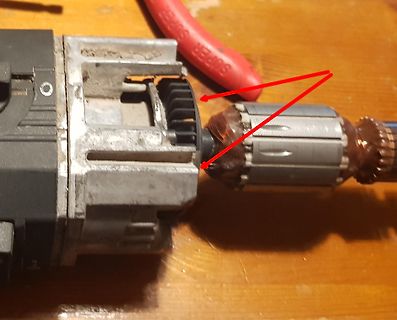 Elektromotor mit rot markierten Bauteilen
