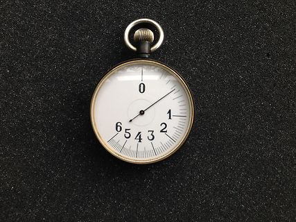 Taschenuhr mit weißem Zifferblatt