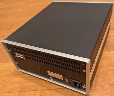 Rückseite eines elektronischen Geräts mit Lüftungsschlitzen