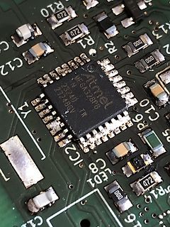 Nahaufnahme einer bestückten Leiterplatte mit Atmel Mikrocontroller