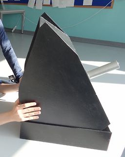 Schwarzes Gehäuse mit Metallrohr auf Tisch