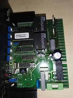 Foto einer Leiterplatte mit elektronischen Bauteilen
