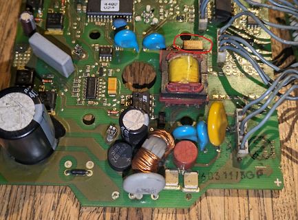 Nahaufnahme einer Leiterplatte mit elektronischen Bauteilen