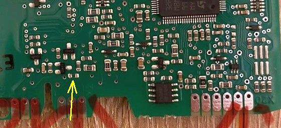 Nahaufnahme einer Leiterplatte mit elektronischen Bauteilen