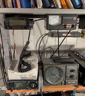 Funkstation mit Amateurfunkgeräten und SWR-Meter