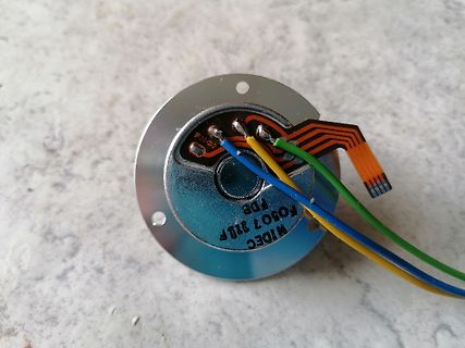 Elektromotor mit Anschlusskabeln