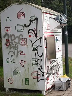 Graffiti-besprühte Sammelstelle für Batterien