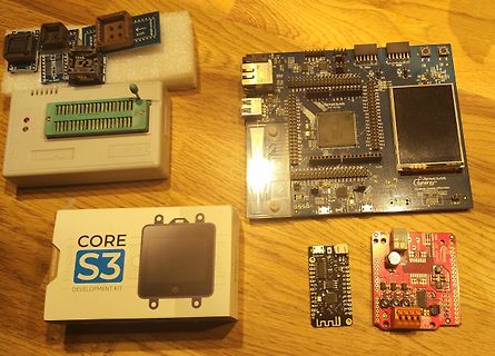 Verschiedene Mikrocontroller-Entwicklungsboards und Zubehör auf Holzuntergrund