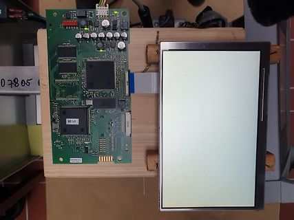 Leiterplatte mit Display auf Holzbrett