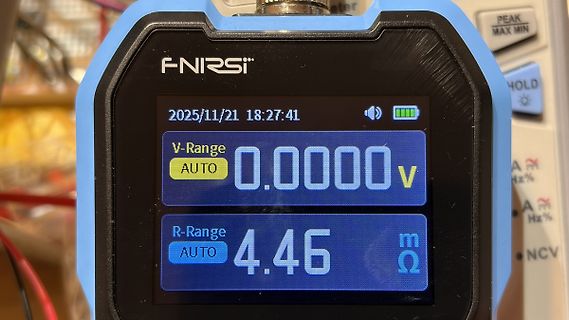 Digitalmultimeter Display mit Messwerten