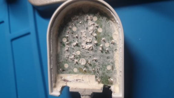 Geöffnete Elektronik mit beschädigter Leiterplatte