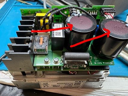 Innenansicht eines Netzteils mit Elektrolytkondensatoren und Kühlkörper
