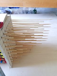 Holzmodell mit vielen Holzstäben