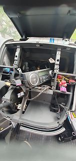 Ausgebautes Armaturenbrett eines Fahrzeugs mit Kabeln und Steckern