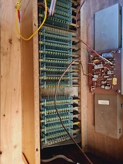 Innenansicht einer elektronischen Baugruppe mit Steckverbindern und Netzteil