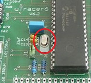 Nahaufnahme einer Leiterplatte mit Mikrocontroller und Quarz