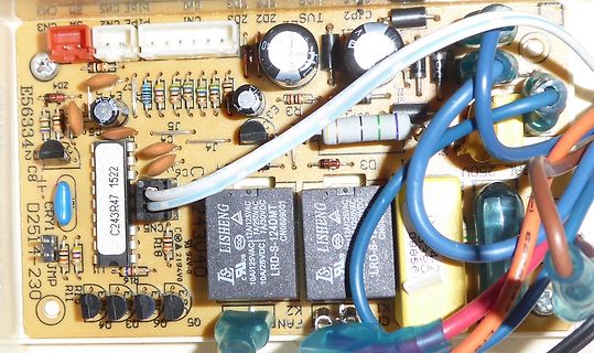 Elektronische Leiterplatte mit Bauteilen und Kabeln