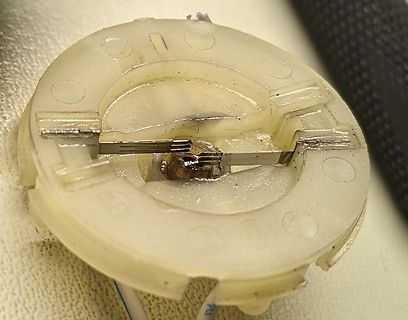 Nahaufnahme eines Kunststoffgehäuses mit Metallkontakten