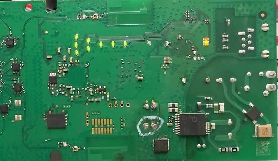 Foto einer grünen Leiterplatte mit elektronischen Bauteilen