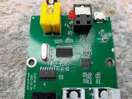 Foto einer grünen Leiterplatte mit elektronischen Bauteilen