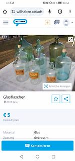 Glasflaschen auf einem Tisch