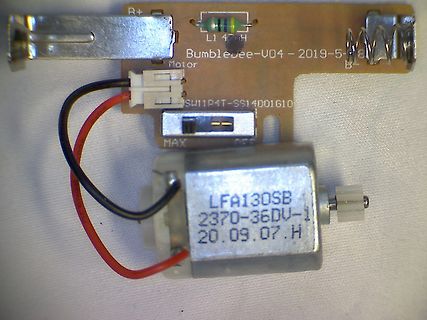 Leiterplatte mit Motor und Federkontakt