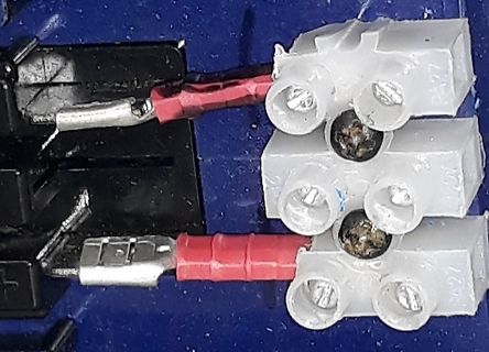 Steckverbinder mit roten Kabeln und Metallkontakten