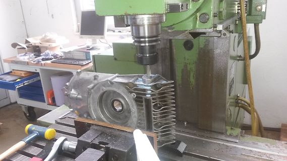 Motorgehäuse in einer Werkstatt auf einer Fräsmaschine
