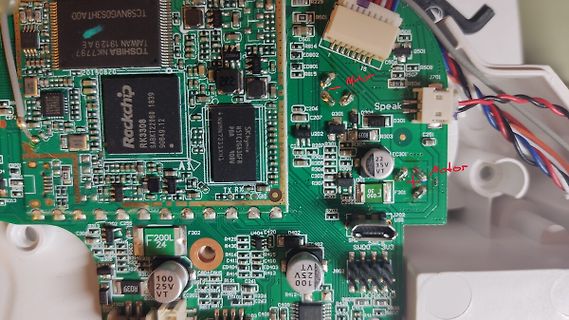 Nahaufnahme einer bestückten Leiterplatte mit integrierten Chips