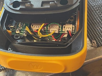 Innenansicht eines geöffneten gelben elektronischen Geräts