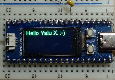 Mikrocontroller-Board mit OLED-Display auf Breadboard