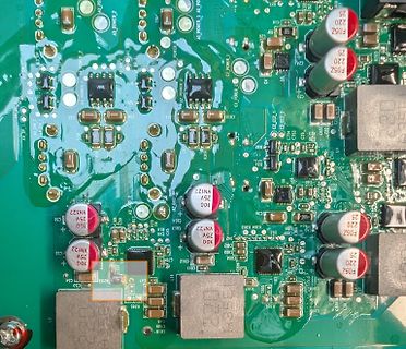 Nahaufnahme einer Leiterplatte mit Elektrolytkondensatoren