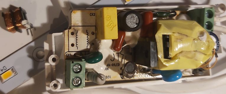Innenansicht eines Netzteils mit Leiterplatte und Bauteilen