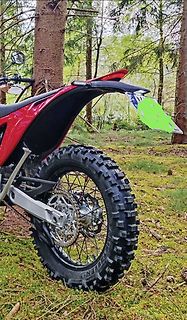 Hinterrad eines Motocross-Motorrads im Wald
