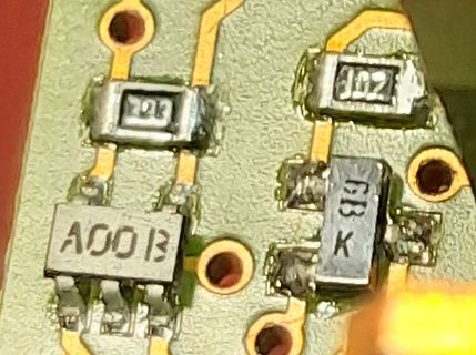 Makroaufnahme von SMD-Bauteilen auf einer Leiterplatte