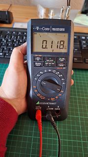 Multimeter zeigt Messwert 0.118 V AC TRMS