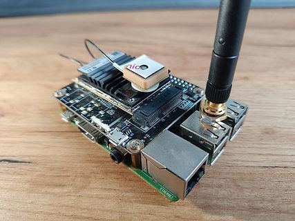 Ein Einplatinencomputer mit Antenne und Kühlkörper